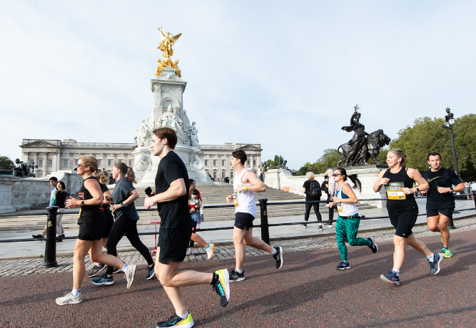 picture of a crowd of runners taking part in the Royal Parks Half Marathon, running past a central London landmar